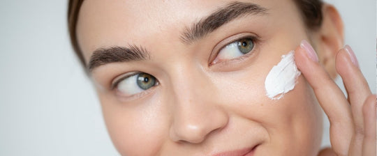 Slugging: la rivoluzionaria tendenza di TikTok per la cura della pelle che sta conquistando l'industria della bellezza